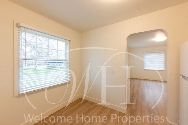 Building Photo - 427 E Pine St