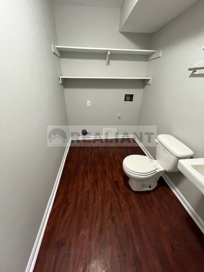 Building Photo - 425 Lenney Dr
