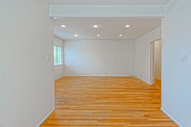 Building Photo - Bright & Charming, Single Story 3BR2BA Home w/ Large Front Yard, Huge Fenced Rear Yard w/ Large D...