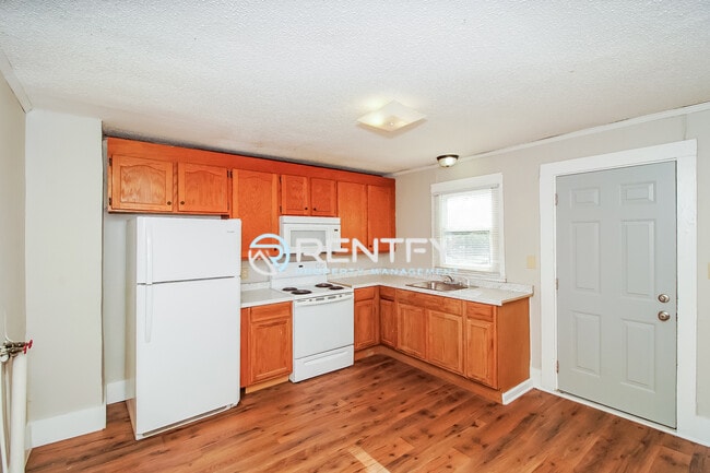 Building Photo - 2104 E Greenbriar Rd