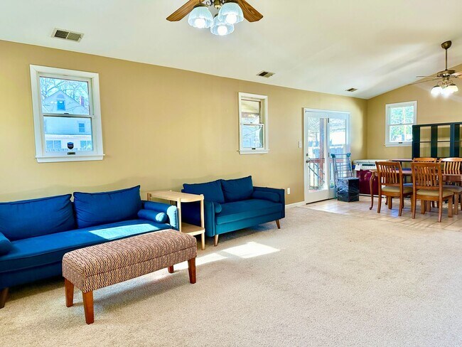 Building Photo - 4 Bed + 2 Bath - Screened in Porch! Pets W...