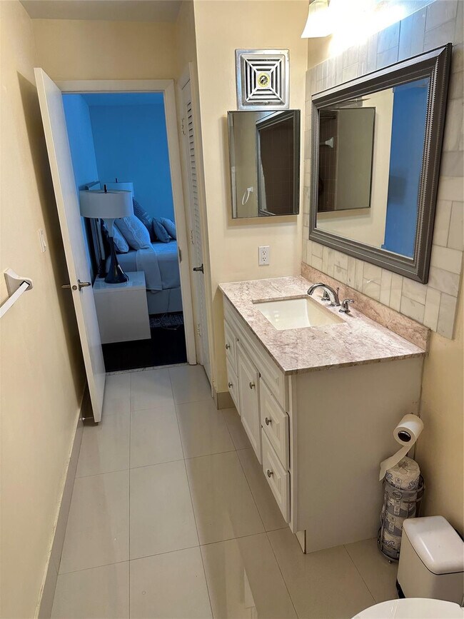 Building Photo - 3040 NE 16th Ave