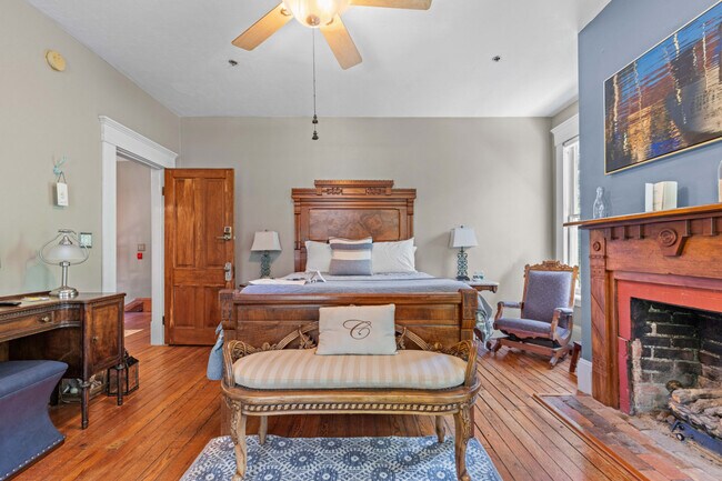 Building Photo - 221 SE 7th St