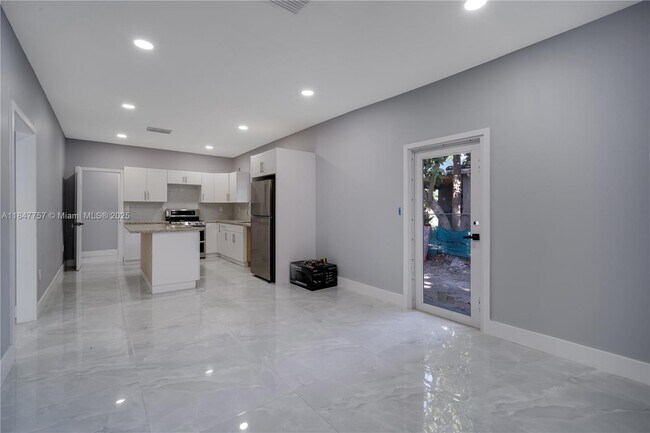 Building Photo - 1114 SW 13th Ct