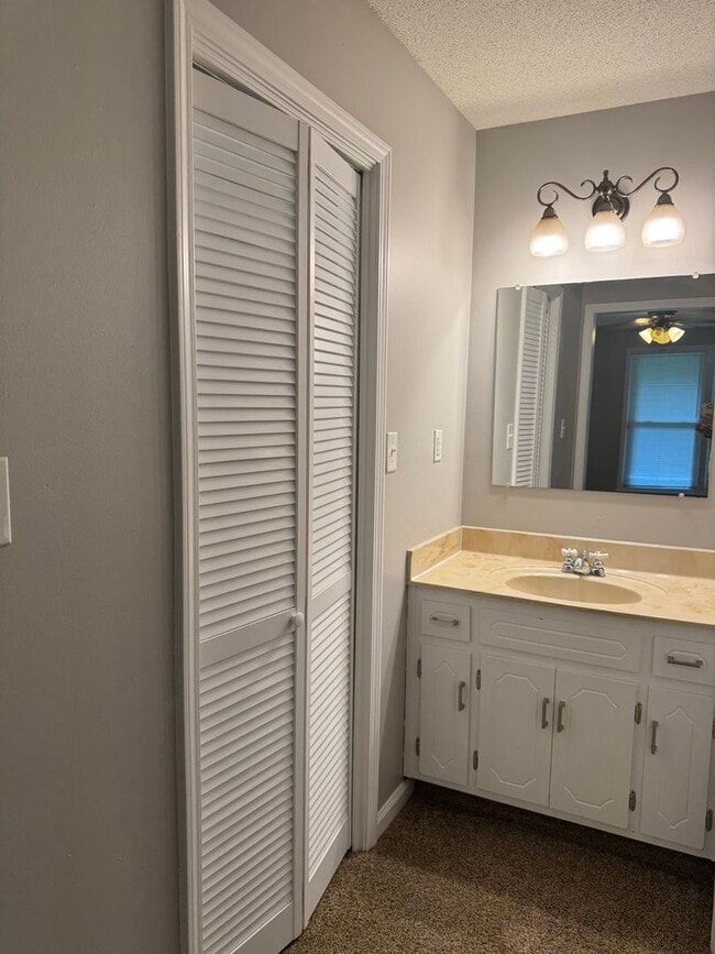 Building Photo - Exit 8! Rossview School. 4 Bed/2 Bath over...