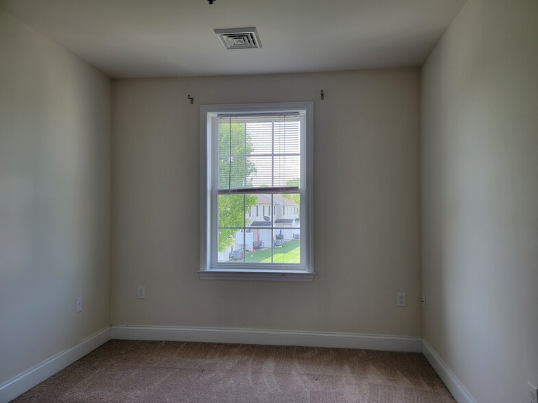 Building Photo - 126 Redstone Dr