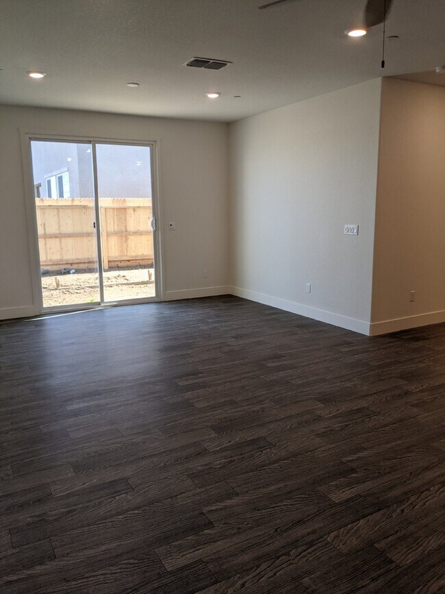 Building Photo - 2473 Pineda Dr