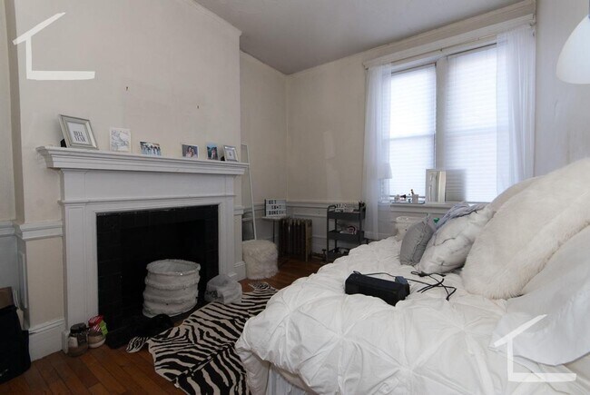 Building Photo - Brookline 4 BR 1 Bath Apartment - 9/1/26 (H&HW included) NO BROKER FEE