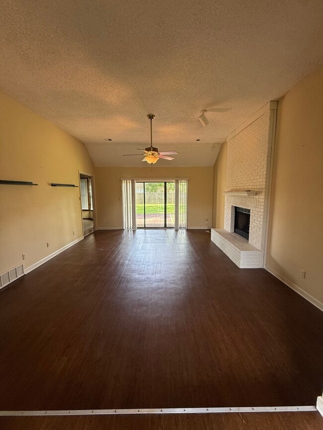 Building Photo - 8142 Creekside Cir S