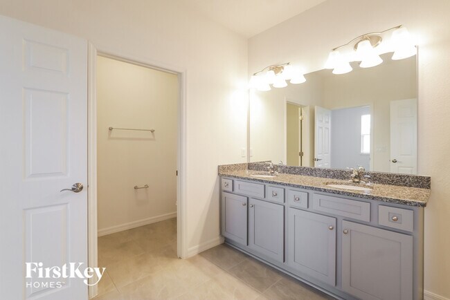 Building Photo - 426 Reina Wy