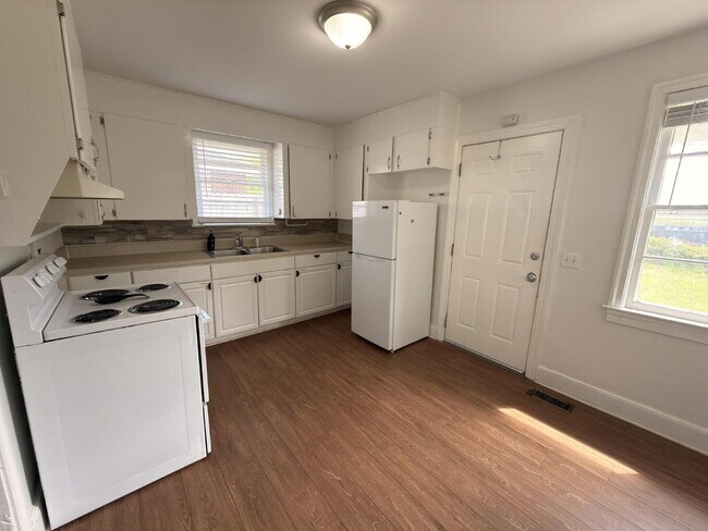 Building Photo - Updated 3BR Home Near USC + Solar Savings
