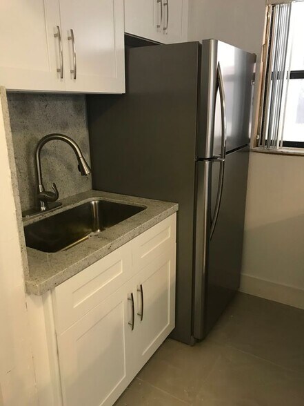 Building Photo - 142 SW 18th Ave