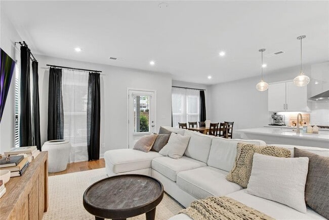 Building Photo - 400 Renwood Trl