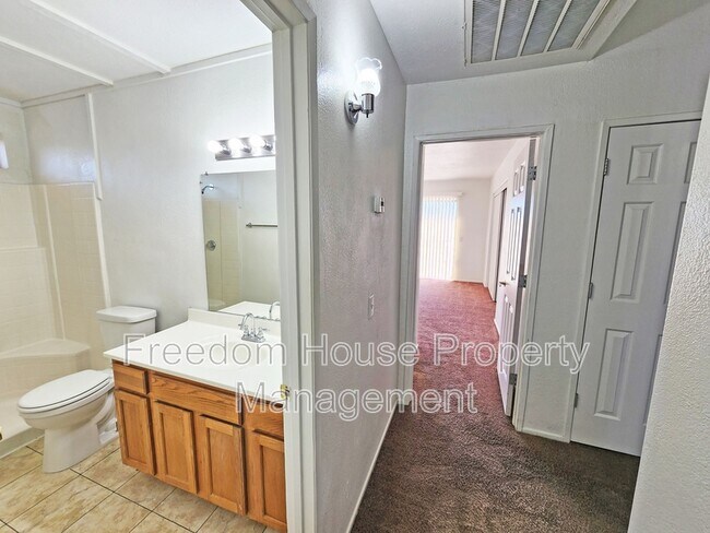 Building Photo - 2321 E Calvada Blvd