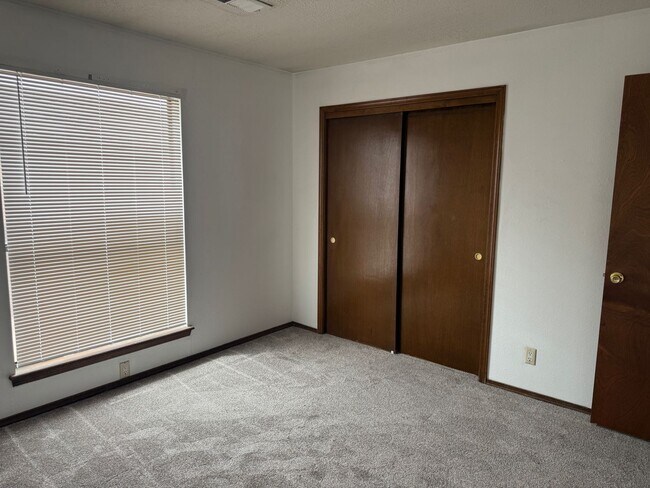 Building Photo - 4 Br, 1.75 Ba, 2 living areas, formal dining room, 2 CG, nice yards, storage shed
