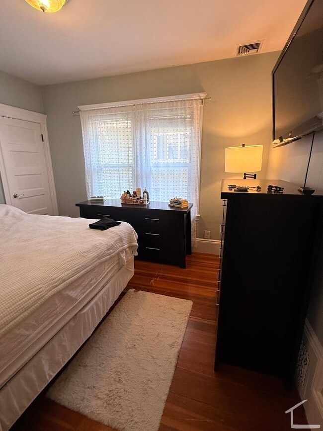 Building Photo - Beautiful, Spacious 2.5 bed in Brighton w/ Parking and Private Laundry!