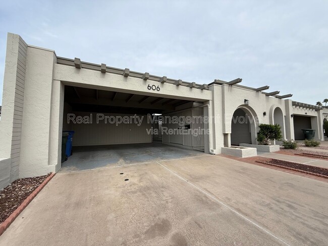 Building Photo - 606 E Royal Palm Square N
