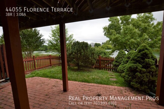 Building Photo - Lake View 3 Bedroom Townhouse for Rent in ...