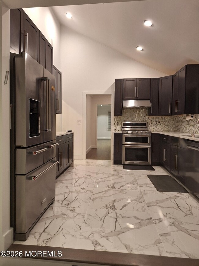 Building Photo - 373 Pine St