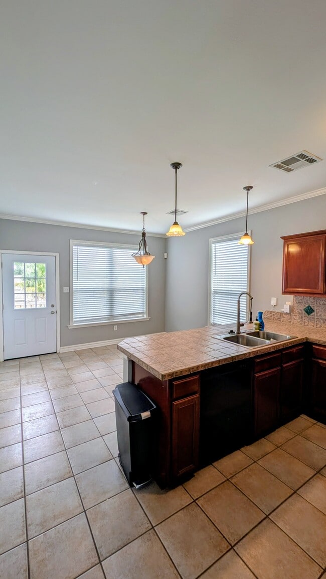 Building Photo - 39 Brandon Hall Dr