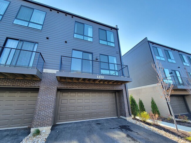 Building Photo - 1270 Lakepointe Dr