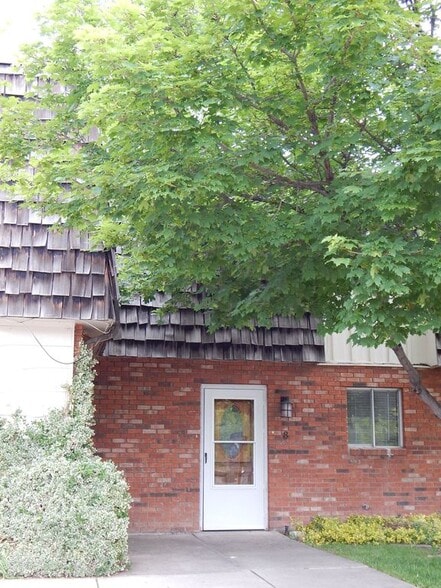 Building Photo - 905 E Swallow Rd