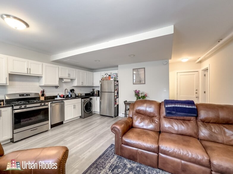 Building Photo - 730 W Roscoe St