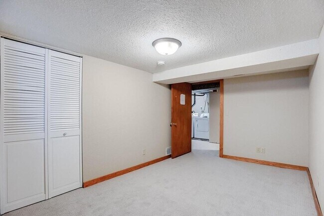 Building Photo - 6 bedroom 2 bathroom available 06/01/2026