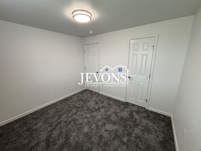 Building Photo - $500 Rent Credit - Charming 4-bedroom home with laundry and full kitchen, located near WA-17 and ...