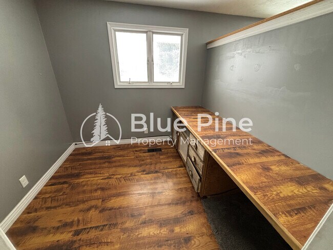 Building Photo - 320 W 1st S