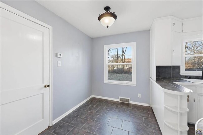 Building Photo - 2116 SW Plass Ave