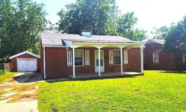 Building Photo - 2 Bed 1 Bath 1 Car  Detached Garage in Chesser Addn Midwest City