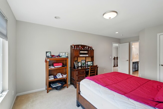 Building Photo - Five Bedroom House in Deerfield Township!