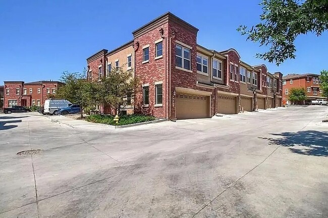 Building Photo - Beautiful 3 bedroom townhouse