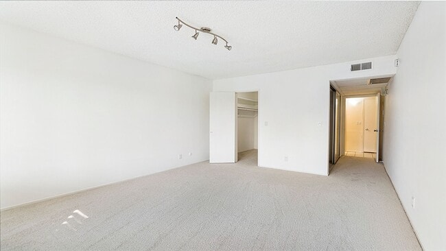 Building Photo - Luxury Penthouse Newly Renovated 1 Bed + Den Condo