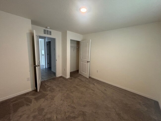 Building Photo - Spacious 4/2 In Gate Community W/ Amenities