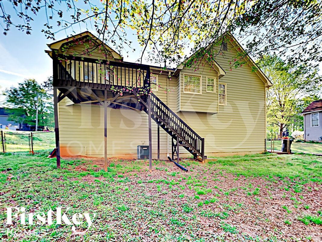 Building Photo - 452 Maplewood Ln