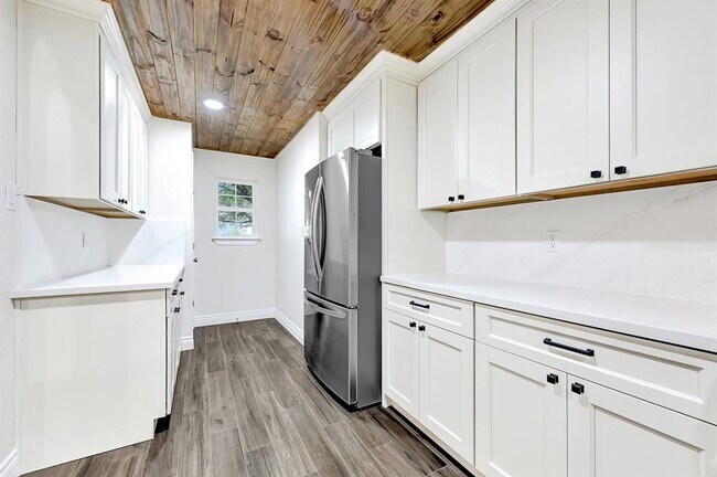 Building Photo - 14090 Waterview Dr