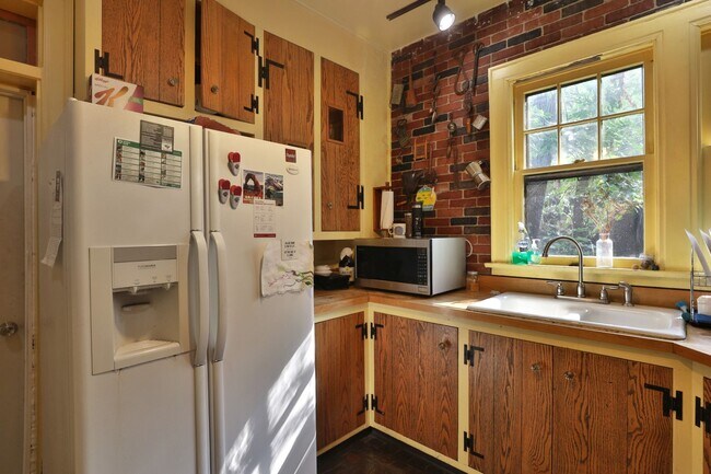 Building Photo - Highly Sought After OSU 6 Bedroom House Iuka Ravine with 2 new bathrooms and free off-street parking