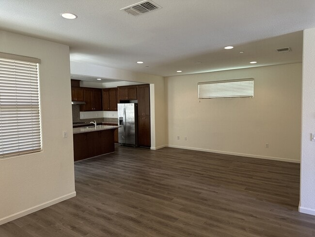 Building Photo - Gorgeous Mountain House 4 Bedroom 3 Bath Home