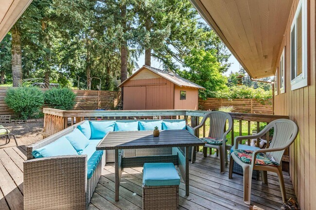 Building Photo - Charming 3-bdrm/2-bath Mid-Century ranch—A...