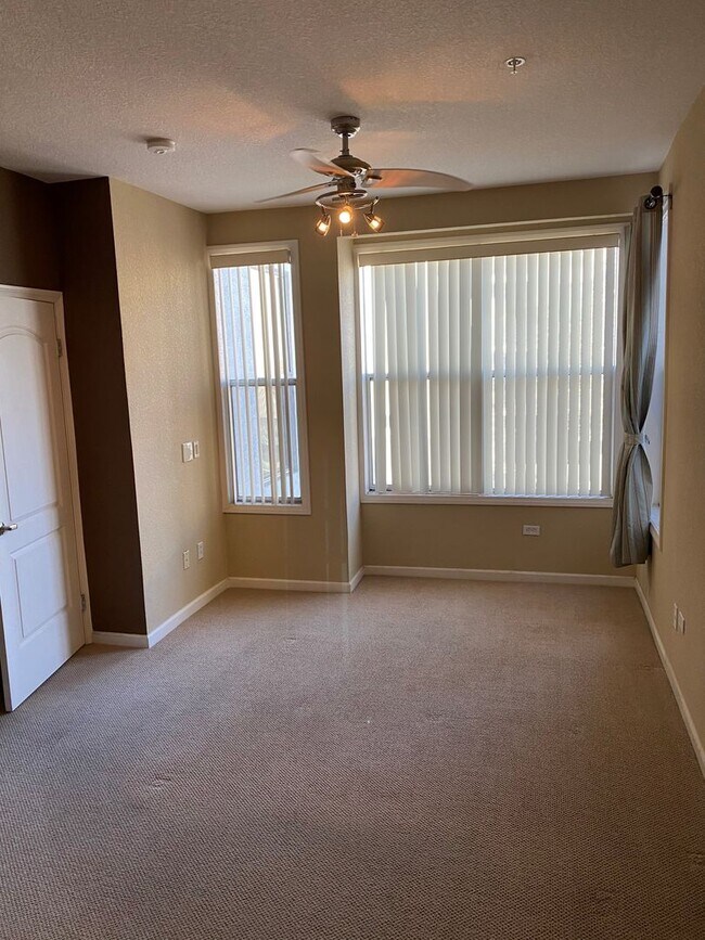 Building Photo - Dual Master 2 Bed 2.5 Bath - Walk-up townhouse at Atria!