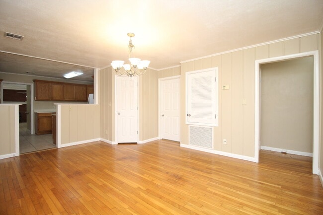 Building Photo - Northeast Pensacola Home- Entertainers Dre...