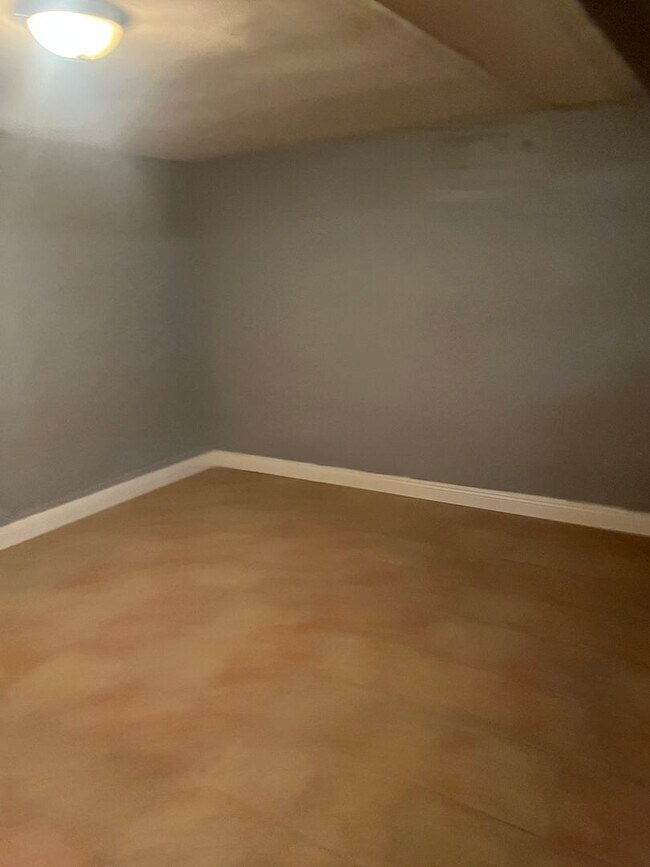 Building Photo - POOL HOME 3 BEDROOMS 3 BATHS