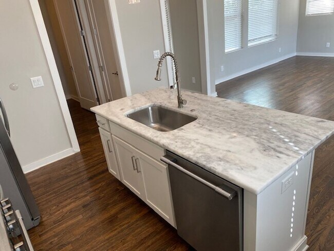 Building Photo - East Nashville with Roof-top Deck and 2 car garage!!