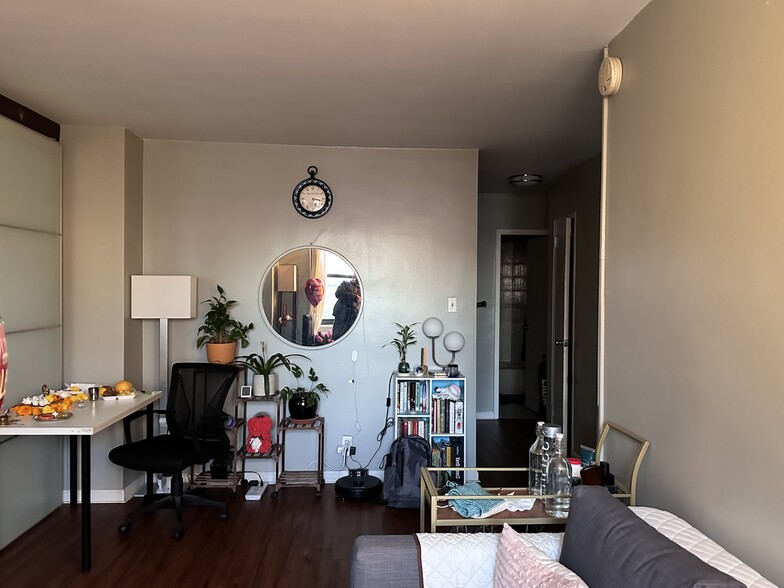 Building Photo - 225 St Pauls Ave