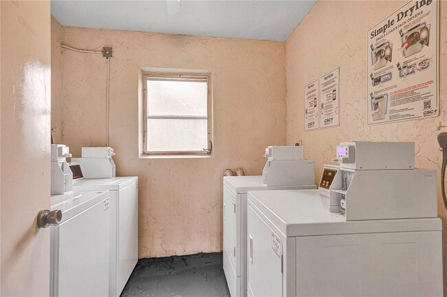 Building Photo - 3051 S Palm Aire Dr