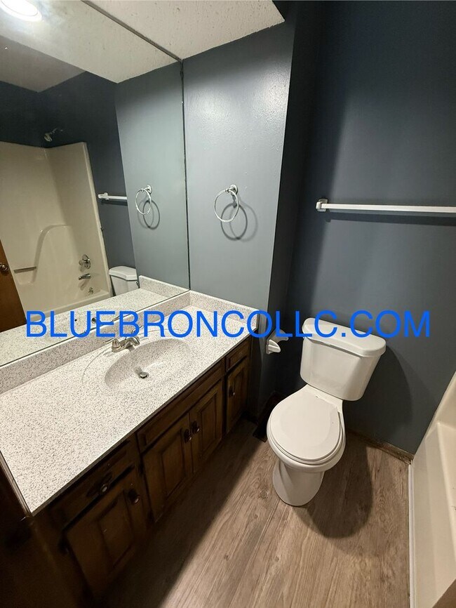 Building Photo - Newly renovated beautiful 3 bedroom home, new flooring and fresh paint!