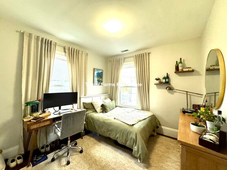 Building Photo - 724 Parker St