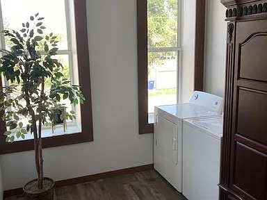 Building Photo - 424 Main St